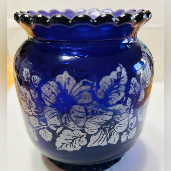 Vase, purple color with white flowers, scalloped edges. - Picture 4 of 4
